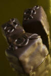 Marsepein Cognac Hazelnoot Pralin� Bonbon. Marsepein, cognac, gele rozijnen, hazelnoot pasta, pure chocolade.