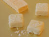 Tomaat Zeezout Bonbon. Alleraangenaamst van smaak.  Room, tomaat, witte chocolade 31%, zeezout.